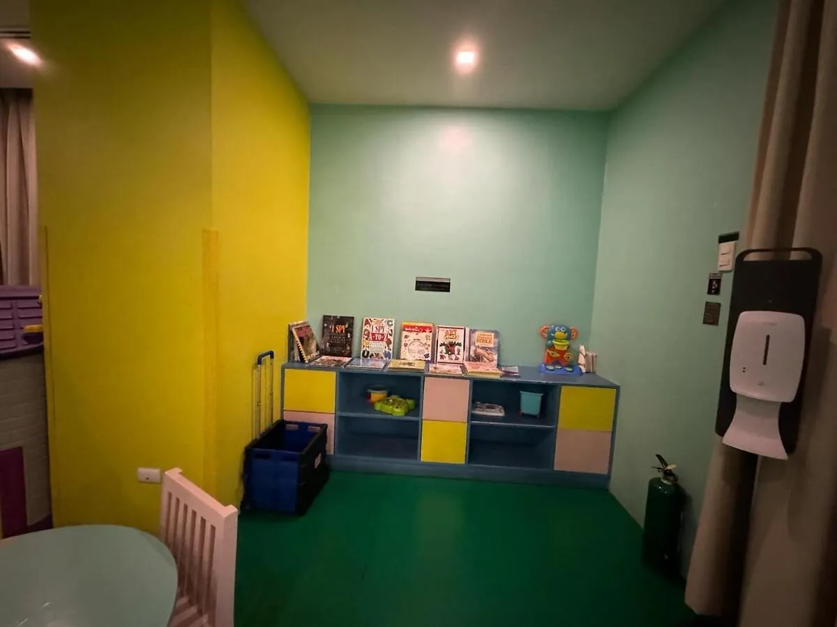 Cozy Viceroy 1Br, Walk To Venice Mall Manila 0*,  Philippines