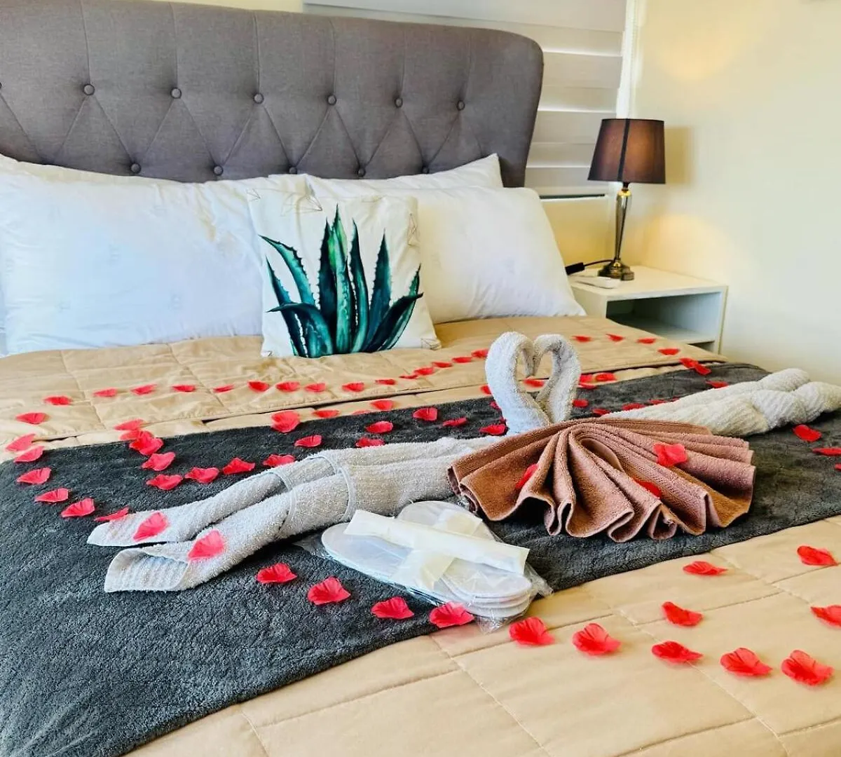 Cozy Viceroy 1Br, Walk To Venice Mall Manila Philippines