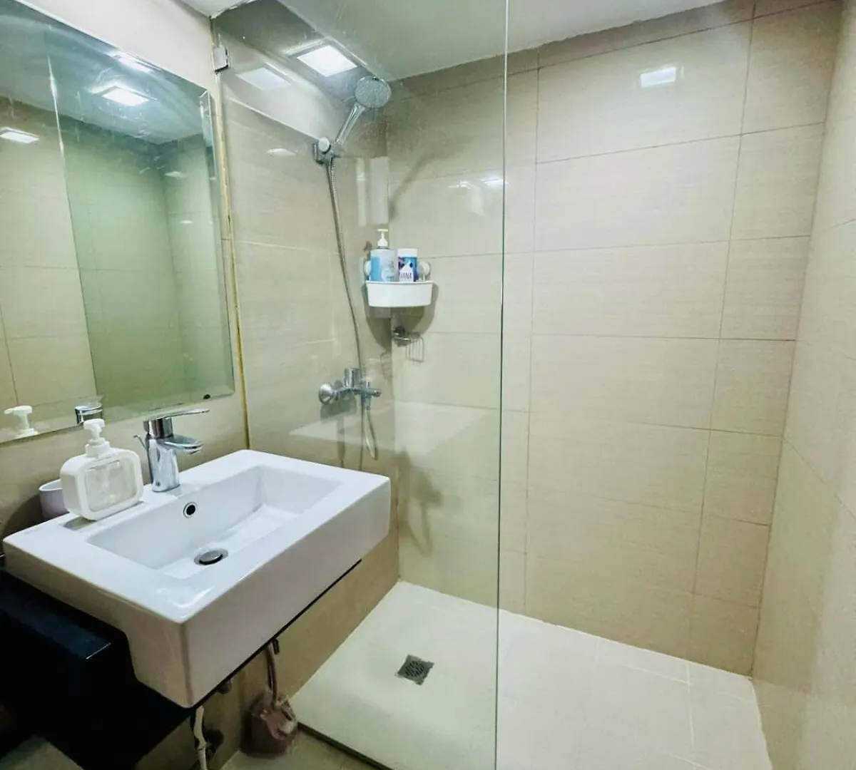 Apartment Cozy Viceroy 1Br, Walk To Venice Mall Manila Philippines